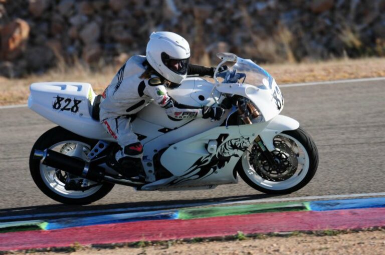 Fini auf ihrer Kawasaki ZXR400 in Calafat