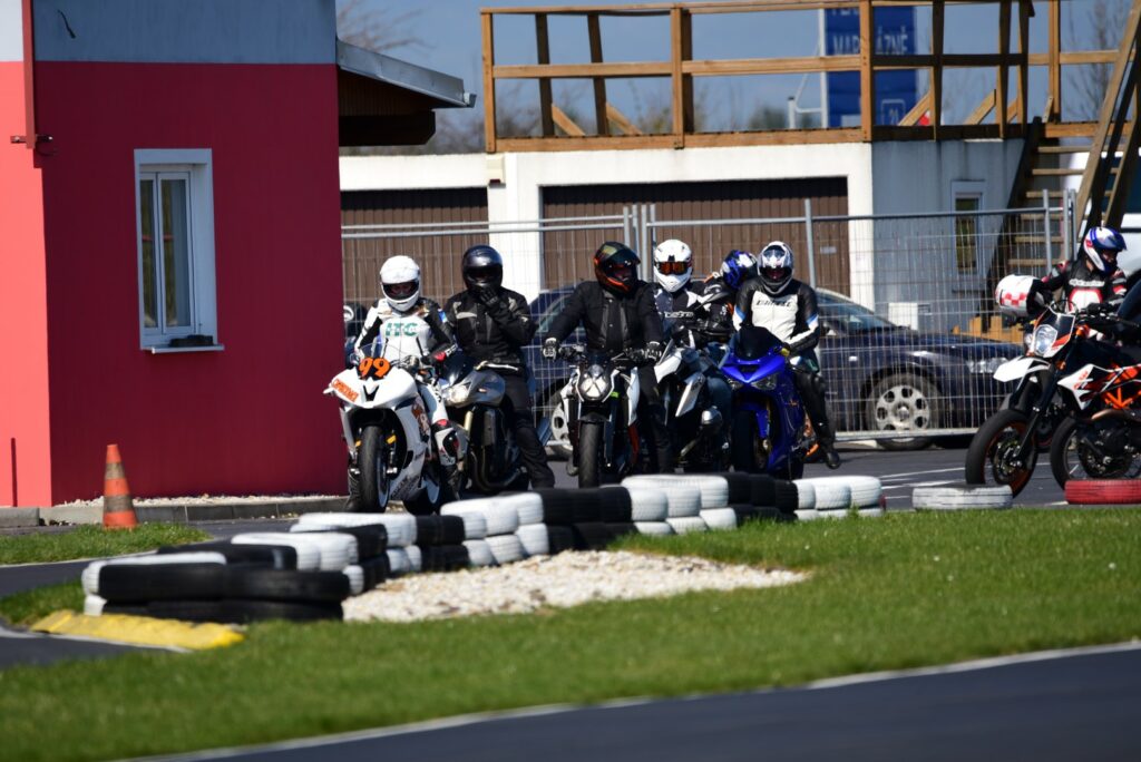Motorradfahrer warten in der Boxengasse auf die Ausfahrt