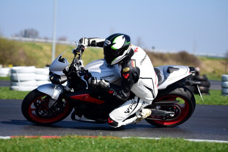 Motorradfahrer in Schräglage beim Kurventraining