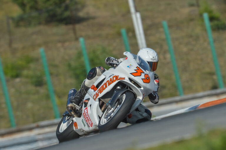Fahrer des White Tiger Racing Teams in Schräglage auf der Rennstrecke